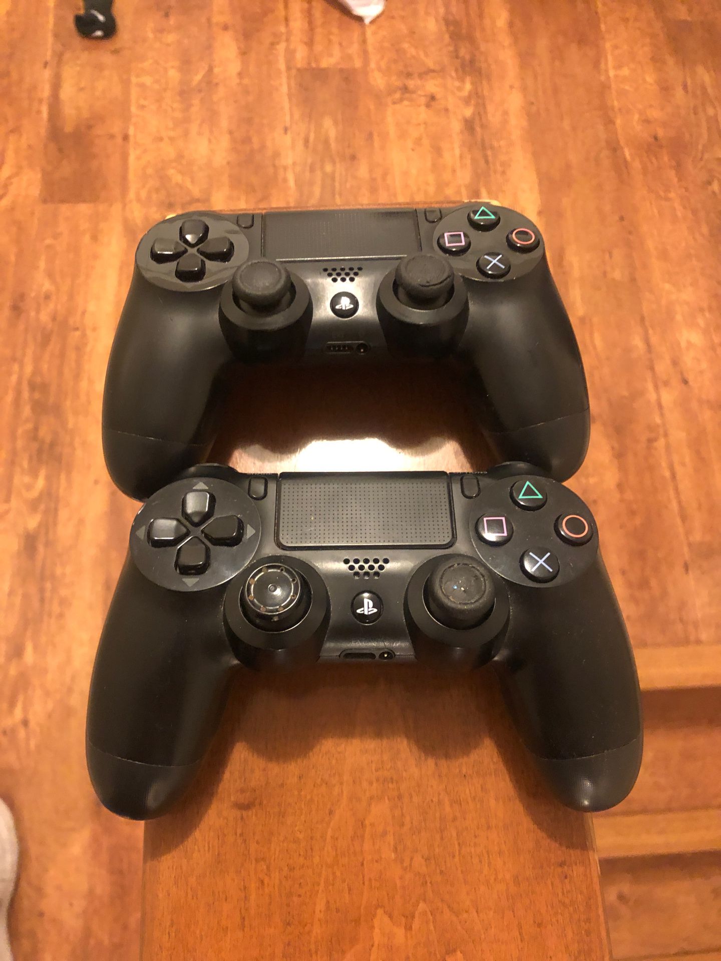 2 Ps4 Controllers