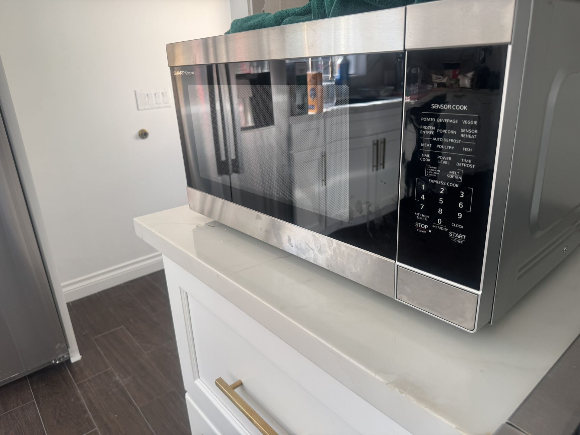 Sharp Carousel 1200w Microwave (still available)