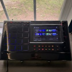 MPC Live 2 Bundle with Kickstand, Dust Cover, Charger And Case good Condition 