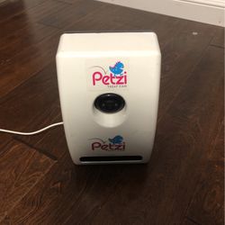 Petzi Pet Camera / dog Treat Camera