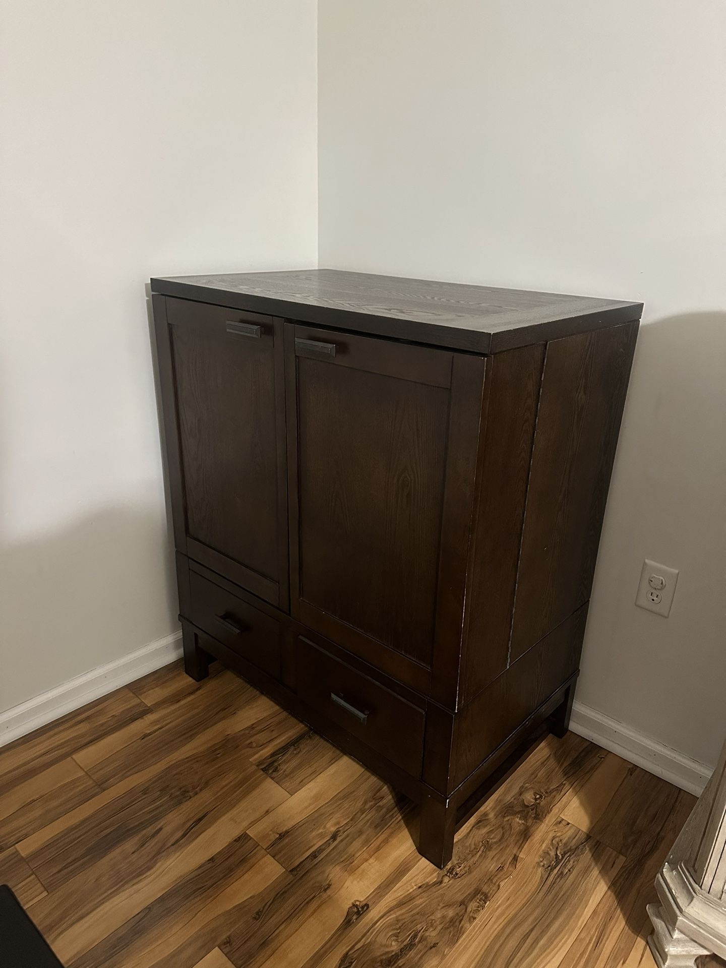 Dinning Room Server. Bar