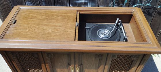 Vintage Wood Console Stereo Cabinet with Turntable mAke me an offer