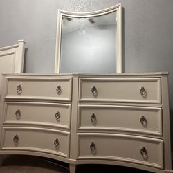 Rooms To Go Dresser With Mirror 