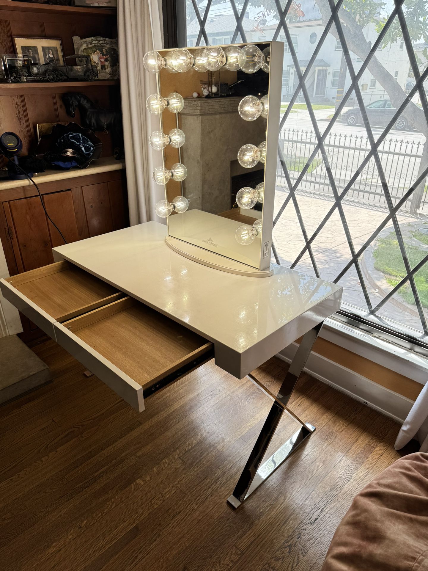 Impressions Makeup Vanity With Table