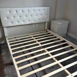 Queen Size Bed Frame and 1 Nightstand ⚜️ Estructura de Cama-Queen y 1 Mesita de Noche 