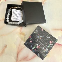 Avon Garden  Charm Bee White Stretch Bracelet 