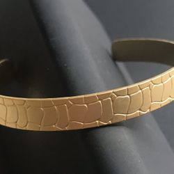 Matte Gold color open bracelet crocodile pattern