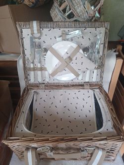 Wicker Picnic Basket Set with Cutlery and Plates