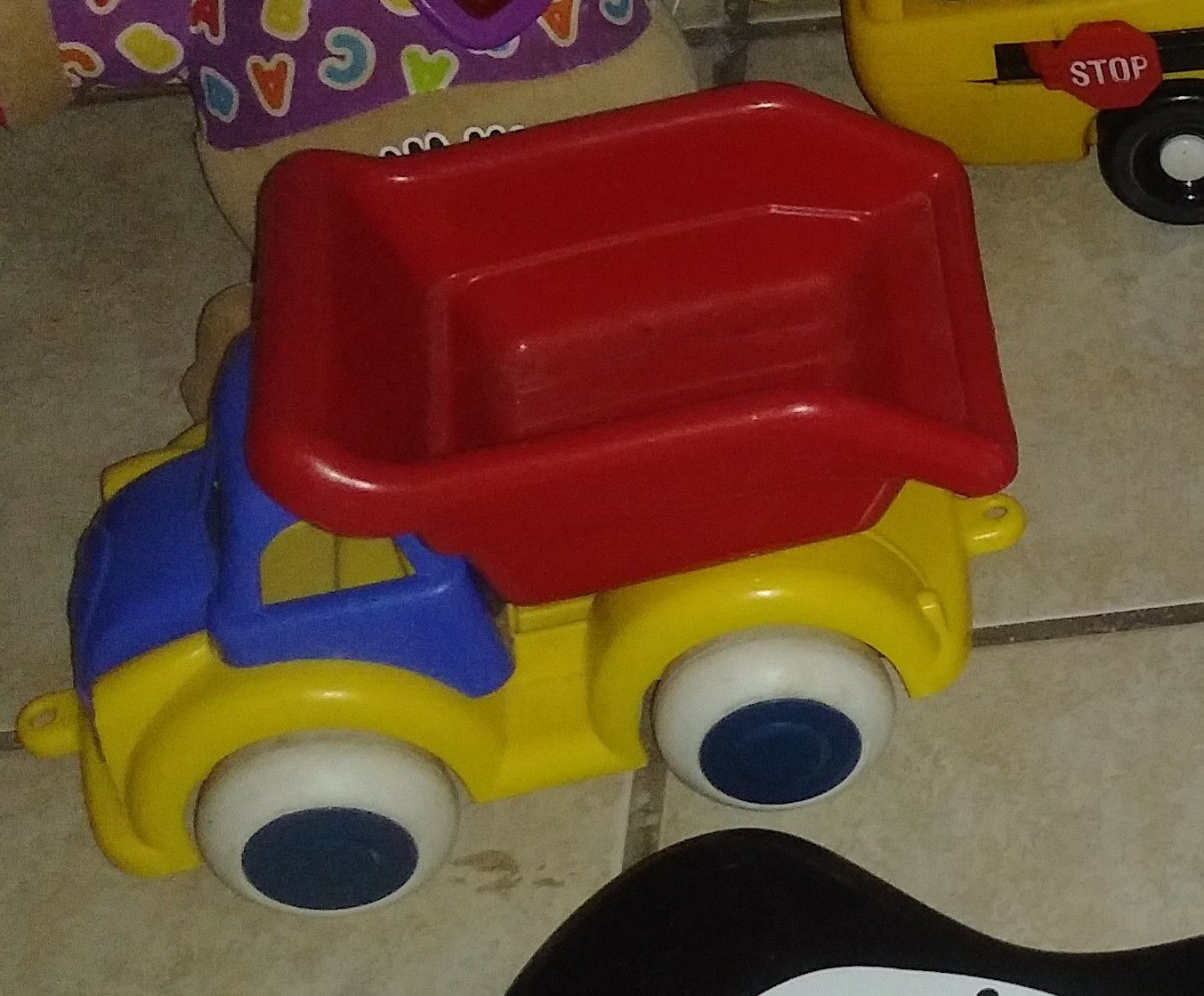 Kids' toy riding car