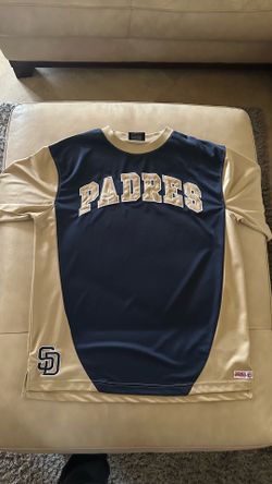 Padres baseball crew neck shirt. LARGE