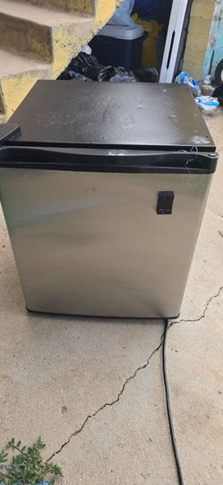 Refrigerator - 1.6 Cu Ft - Black - RS-06DR1HA - Hisense