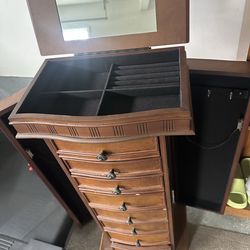 Jewelry dresser
