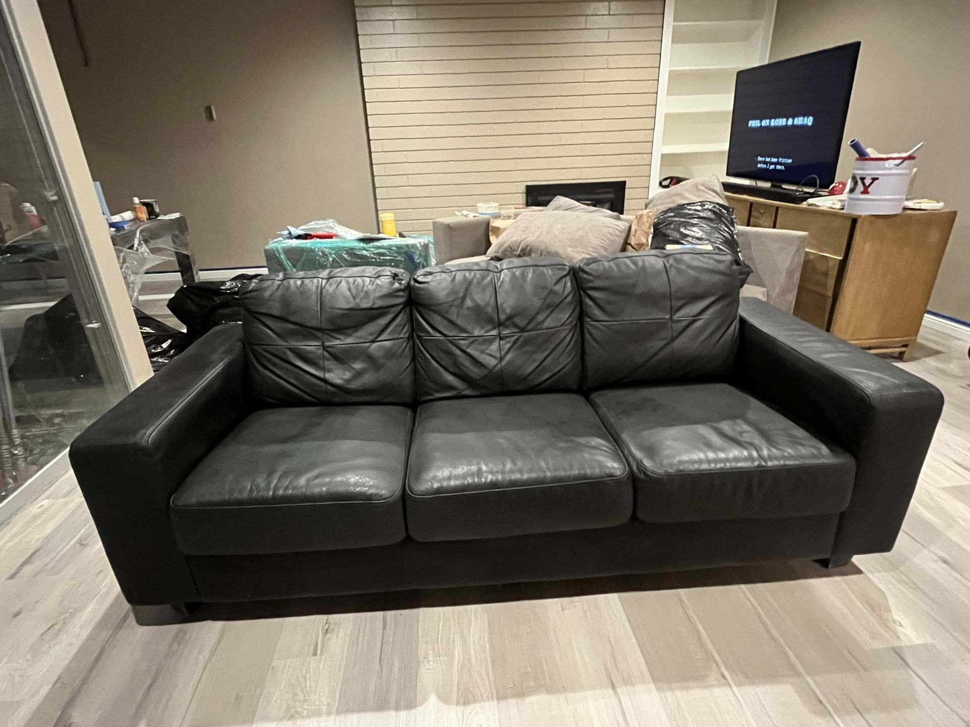 Black Leather Couch  in Great Consitiin