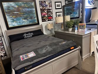 Beautiful bedroom set! ☎️🧡🔥 Easy Financing!