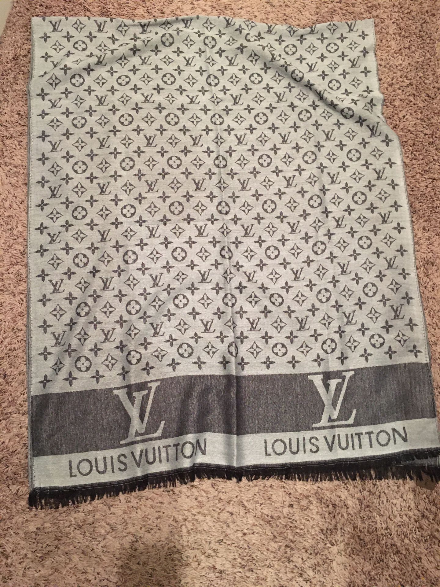 New authentic Louis Vuitton monogram gray scarf