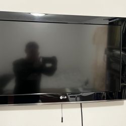 32 Inches LG TV