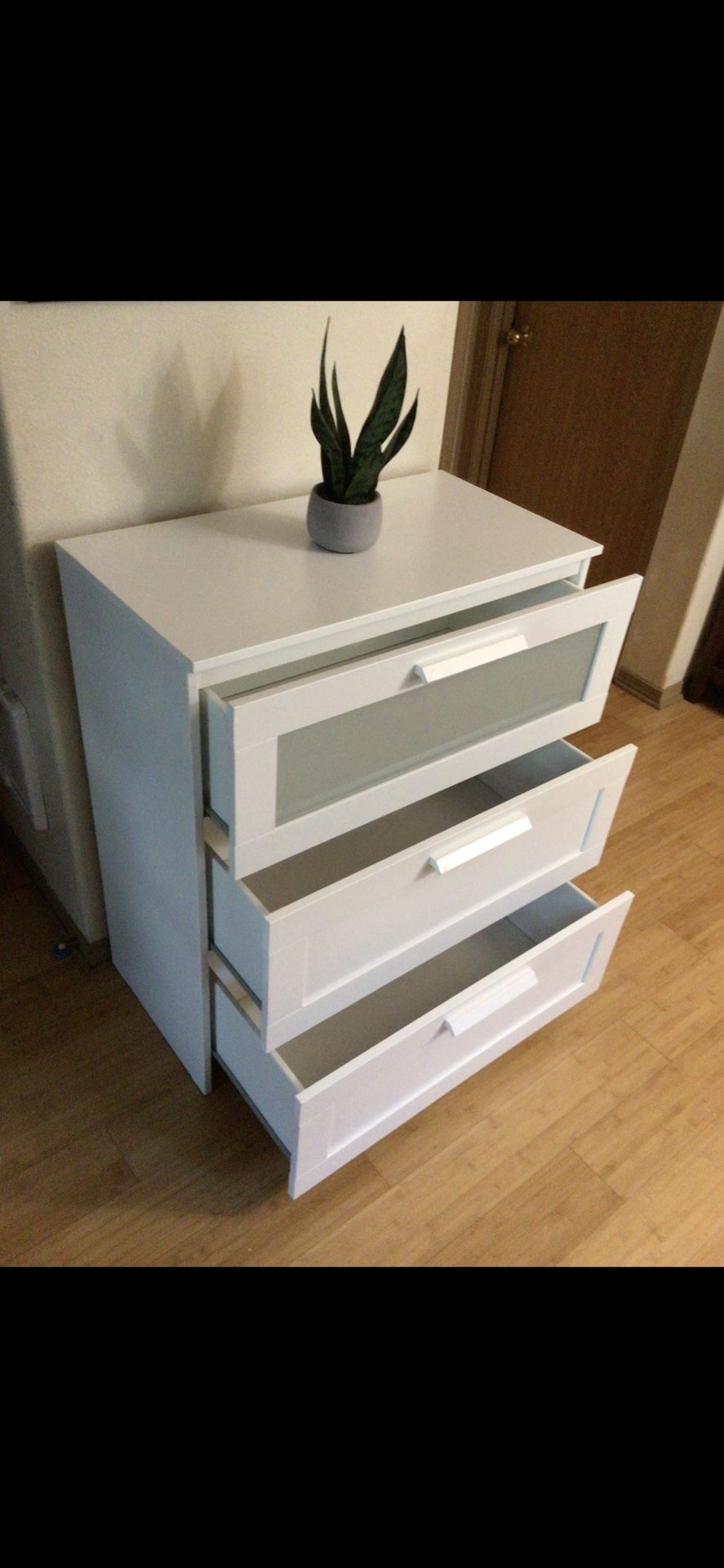 Awesome White Ikea brimnes 3 drawer dresser in excellent preowned