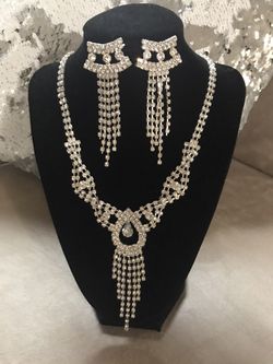 Beautiful light weight necklace and earring set