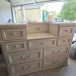 Girls Dresser w/tri fold mirror