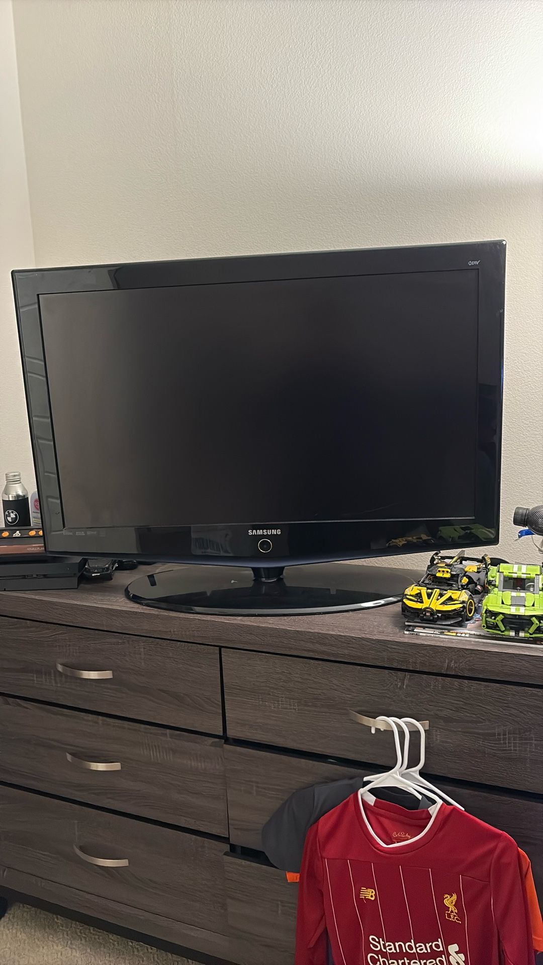 Samsung 32” LCD TV