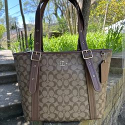 Coach Ashton Tote bag in Signature Canvas in Khaki/Saddle
