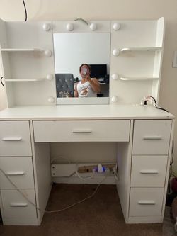 Vanity color blanco con 6 cajones