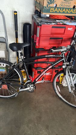 The bike is a black, Diamond Back. The size is 16” https://offerup.com/redirect/?o=NDAuY20=
