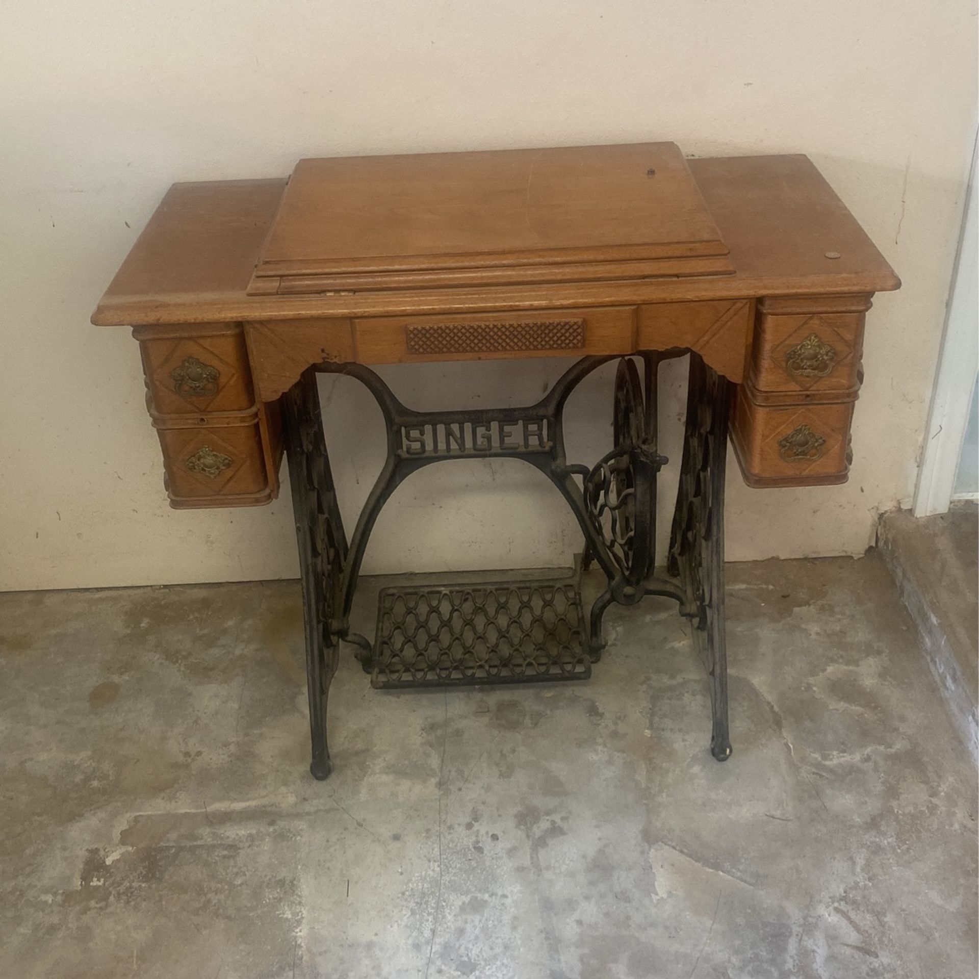 Singer Sewing Machine 