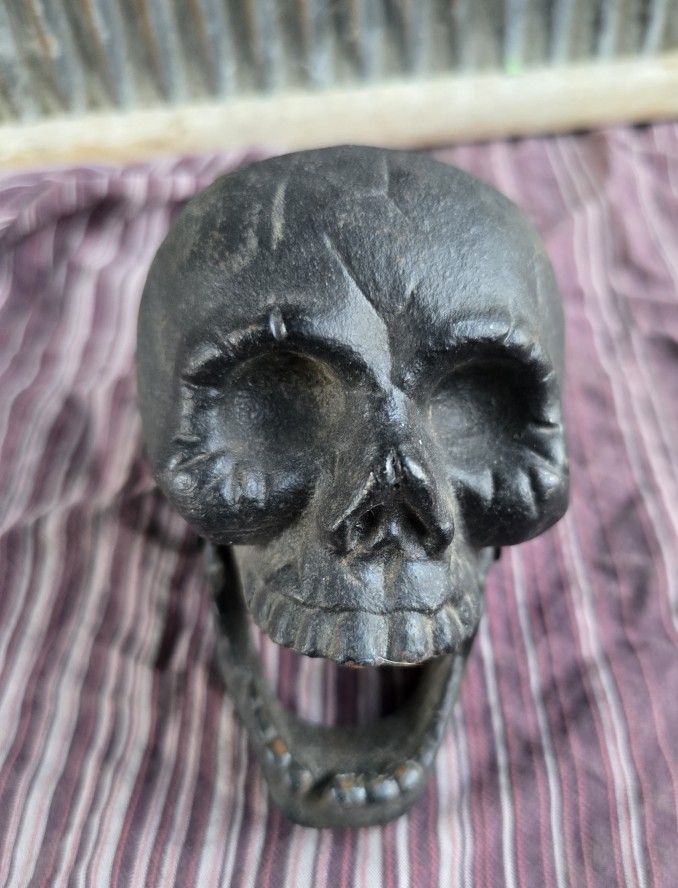Solid Cast Iron Skull 4"
