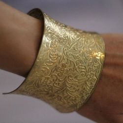 Vintage Very Large Gold Tone Metal Cuff Floral Detailed Etched Bracelet