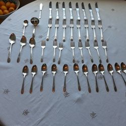 WM. ROGERS BELOVED SILVERPLATE SERVICE FOR 8