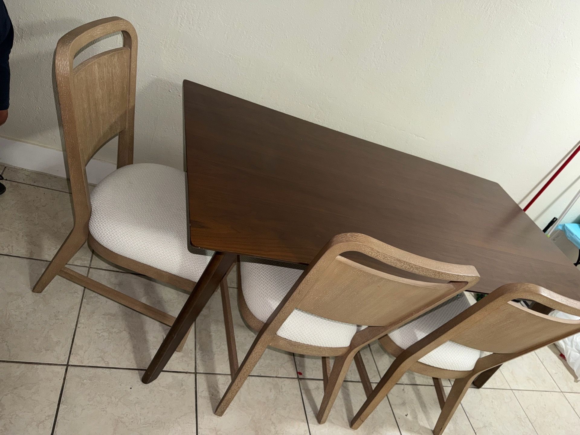 Table w 4 chairs