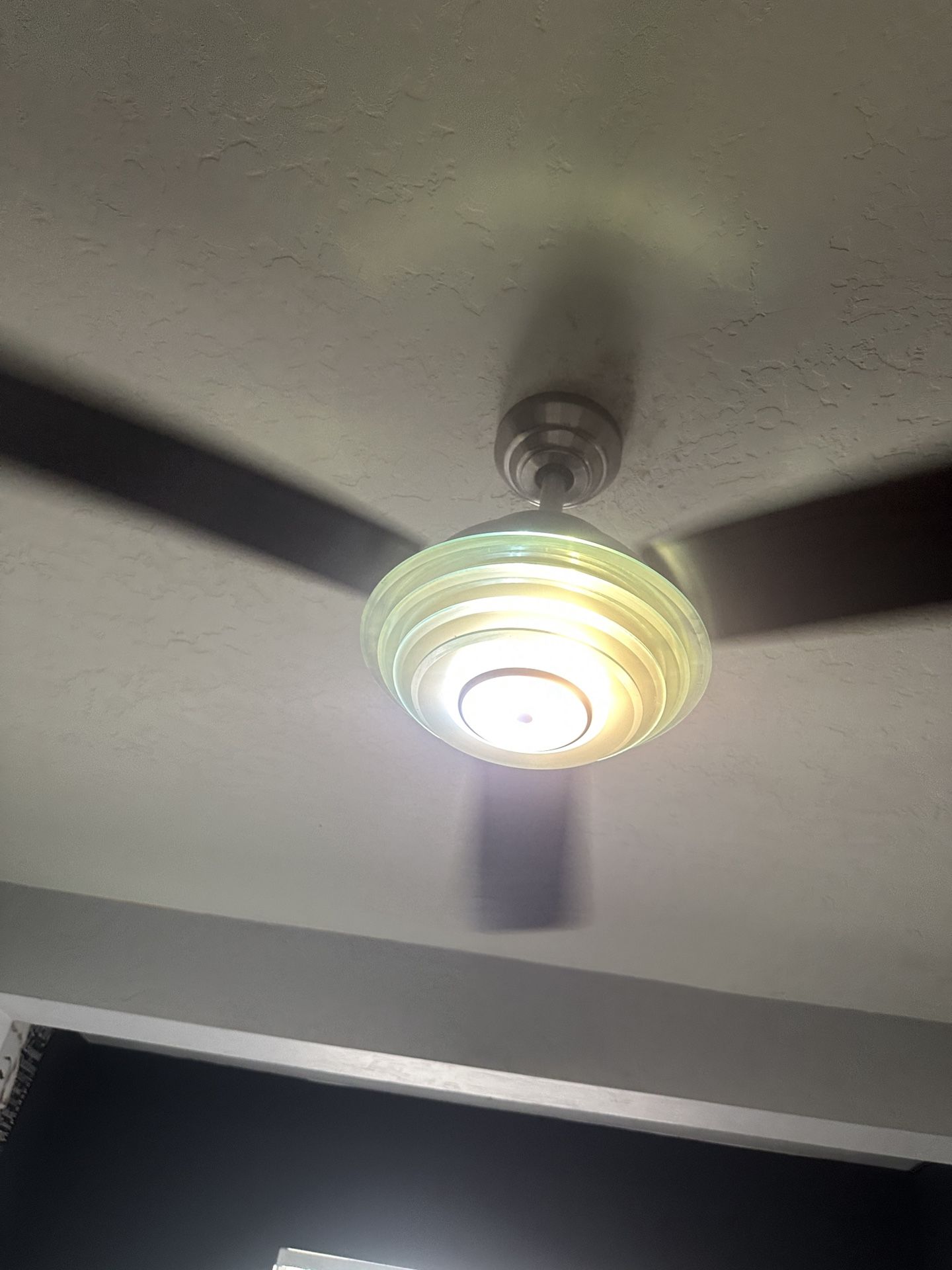 1 Ceiling Fan. Abanico