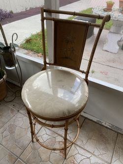 2 bar stools