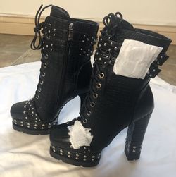 AZALEA WANG INDEPENDENT STUDDED CROC BOOTIES SIZE: 8.5