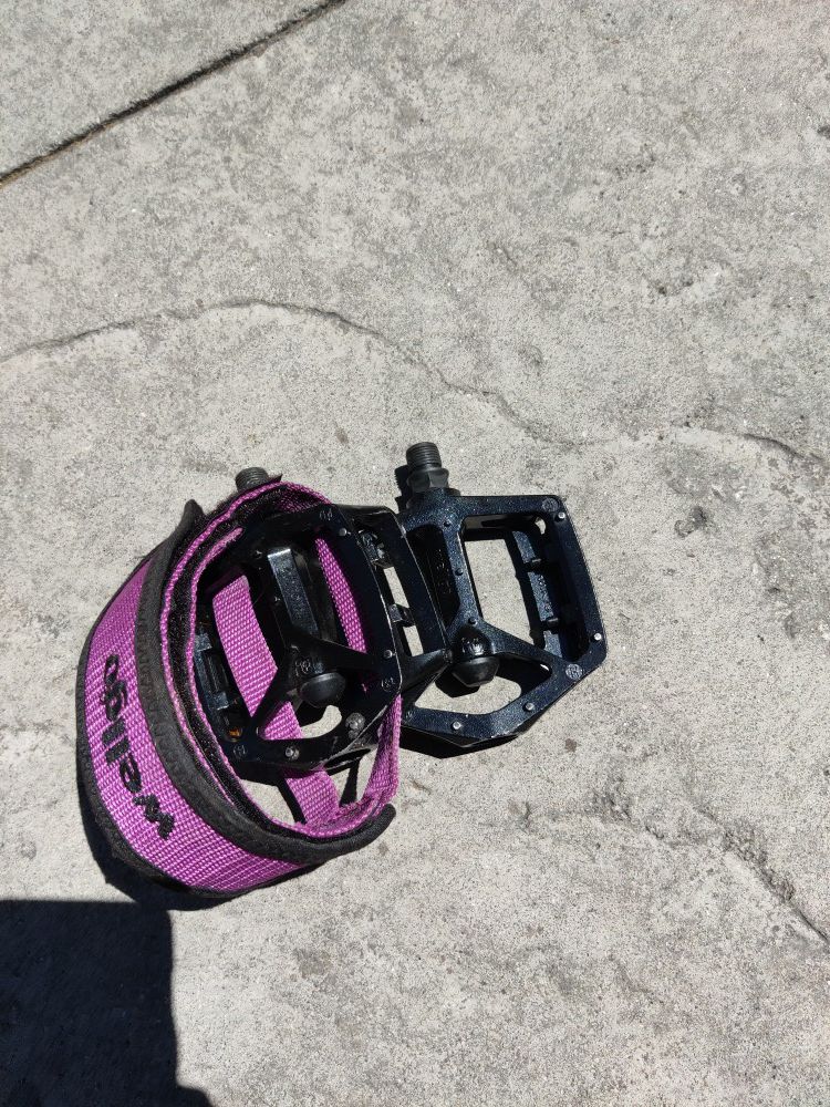 Black Wellgo metal pedals, one strap