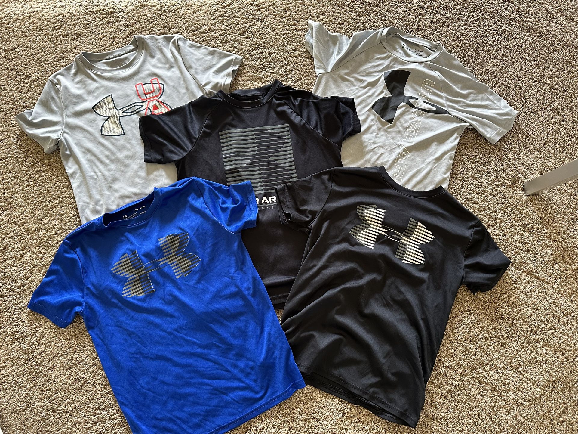 Boys Undet Armour Med/large Lot. 5 Items