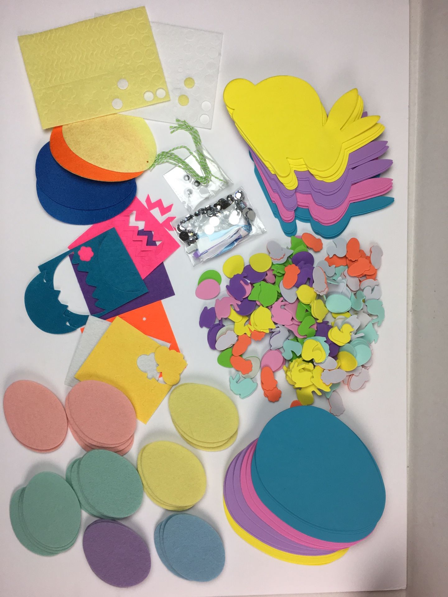 550 piece Easter Arts and Crafts and Scrapbook Embellishment Kit