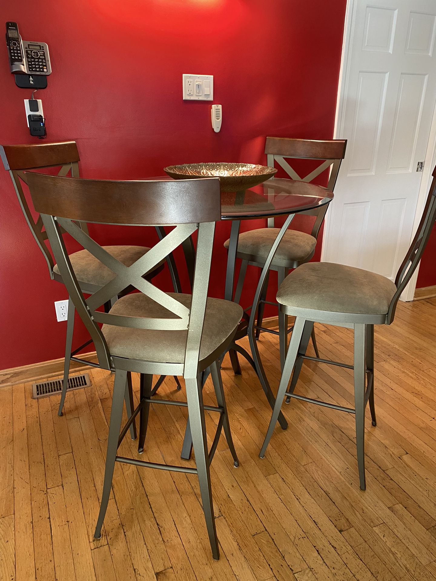 Dining Table And Chairs: Glass Top Bar Table And 4 Swivel Barstools 