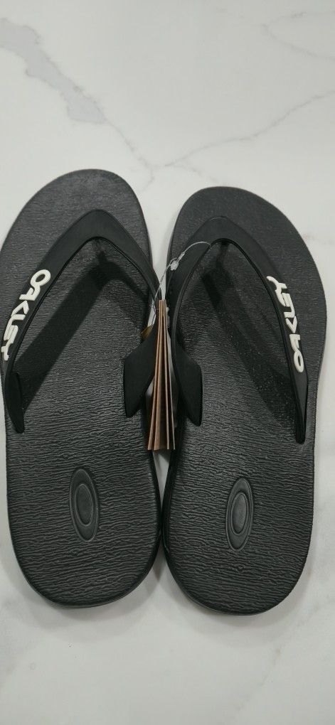 Oakley Sandals Collection Men's B1B Flip Flops.  Size 12 Brand New.  Black