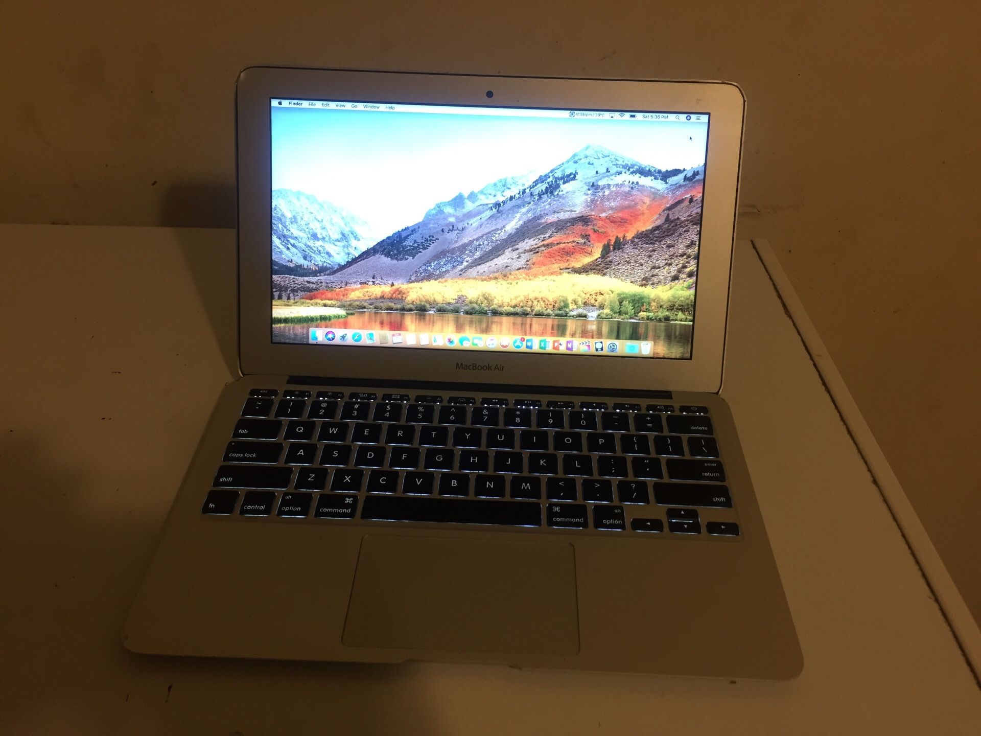 MacBook Air 2014 i5 8GB 128 solid state hard drive