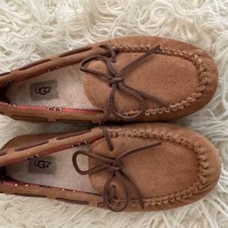 UGG slipper Size 3