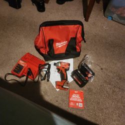 Milwaukee M18 18V Lithium-Ion Brushless Cordless 1/4 in Impact Driver Kit 