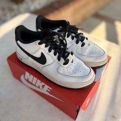 Nike Air Force 1 Low ‘White Black’ – Size 5Y