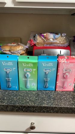Venus Disposable Razors-4 Items!($35.88+ Value)