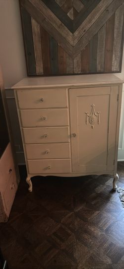 Shabby Chic Hutch wi/ drawers and cabinet