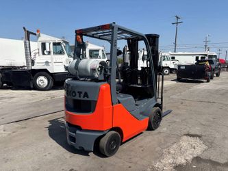 2009 TOYOTA 8FGCU25 5000 LB CUSHION TIRE FORKLIFT SERIAL NO: 24539 METER READS: 13707 HOURS COMES WITH: 3 STAGE MAST, 189 IN MAX LIFT HEIGHT, 83 IN LO