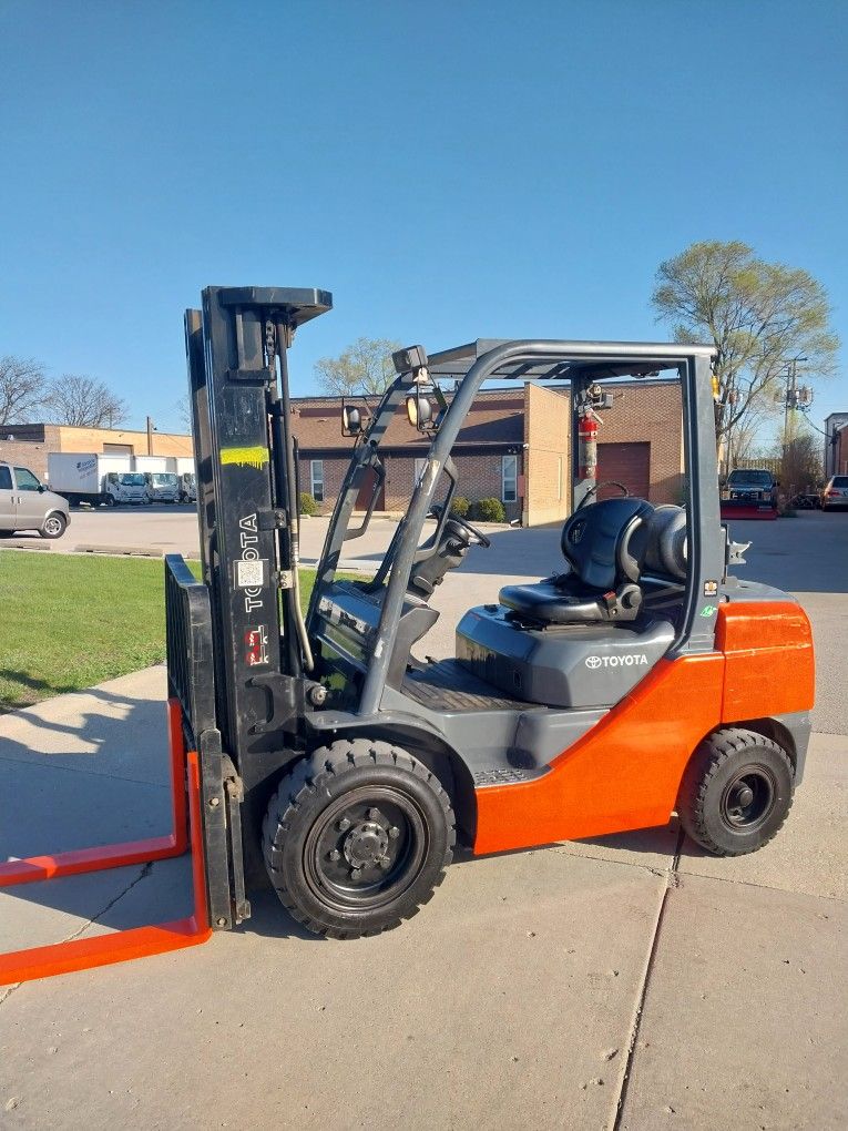 2018 6K LB Capacity Pneumatic Toyota Forklift 