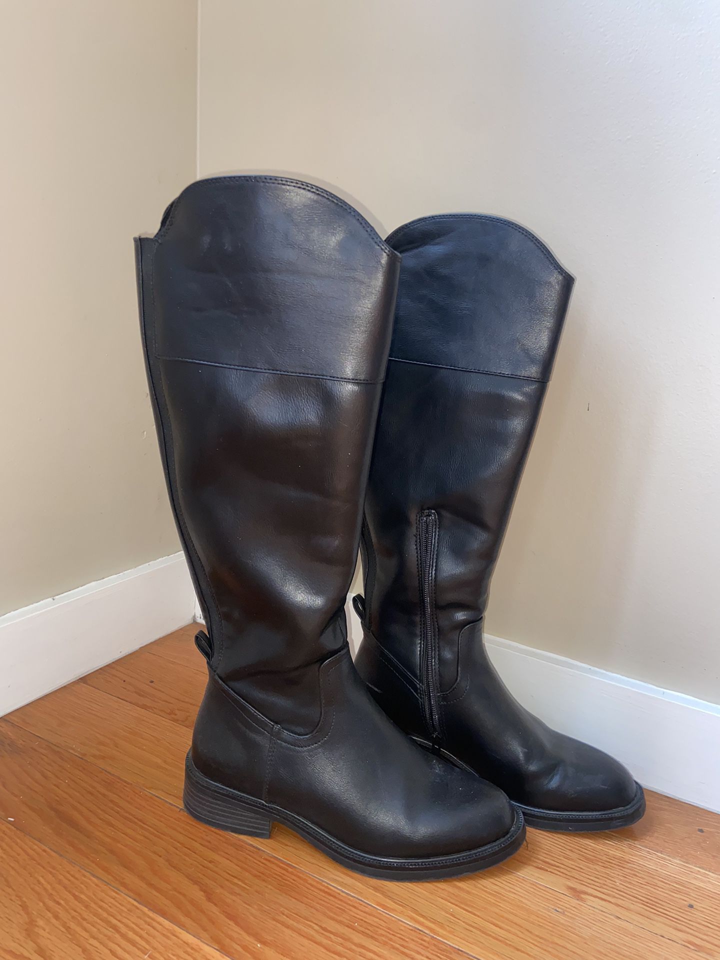 Women’s Size 7 Boots. Only Been Used Once .