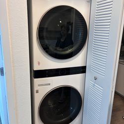 LG WashTower (lavadora + secadora en una sola torre) con LG ThinQ. 